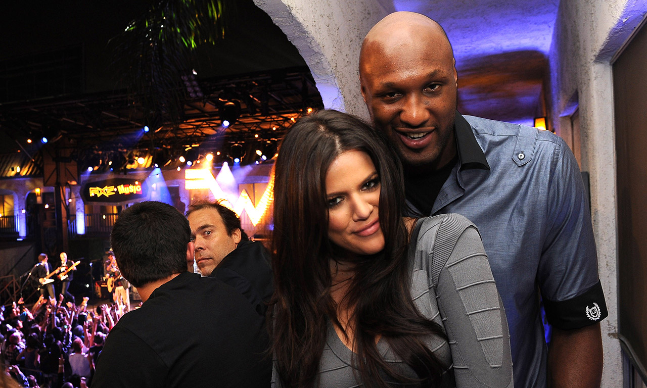 TA：阿莫林会在赛后与球迷合影，并会在其他场合展现出亲和力（TA：阿莫林赛后常与球迷合影，日常亦展露亲和力）