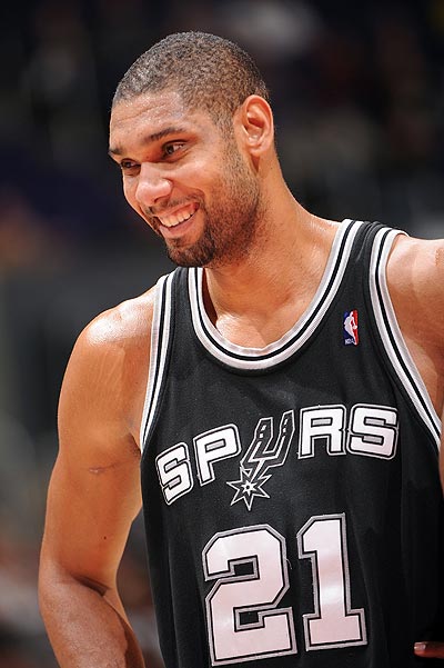 汪涵陪儿子马术竞赛！嚼槟榔超享受，夫妻交替带娃成热议焦点（汪涵现身儿子马术赛场，嚼槟榔显惬意，夫妻轮流带娃引热议）