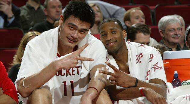 安东内拉偶遇网红街头采访：你是做什么工作的（安东内拉街头巧遇网红采访，被问从事何职）