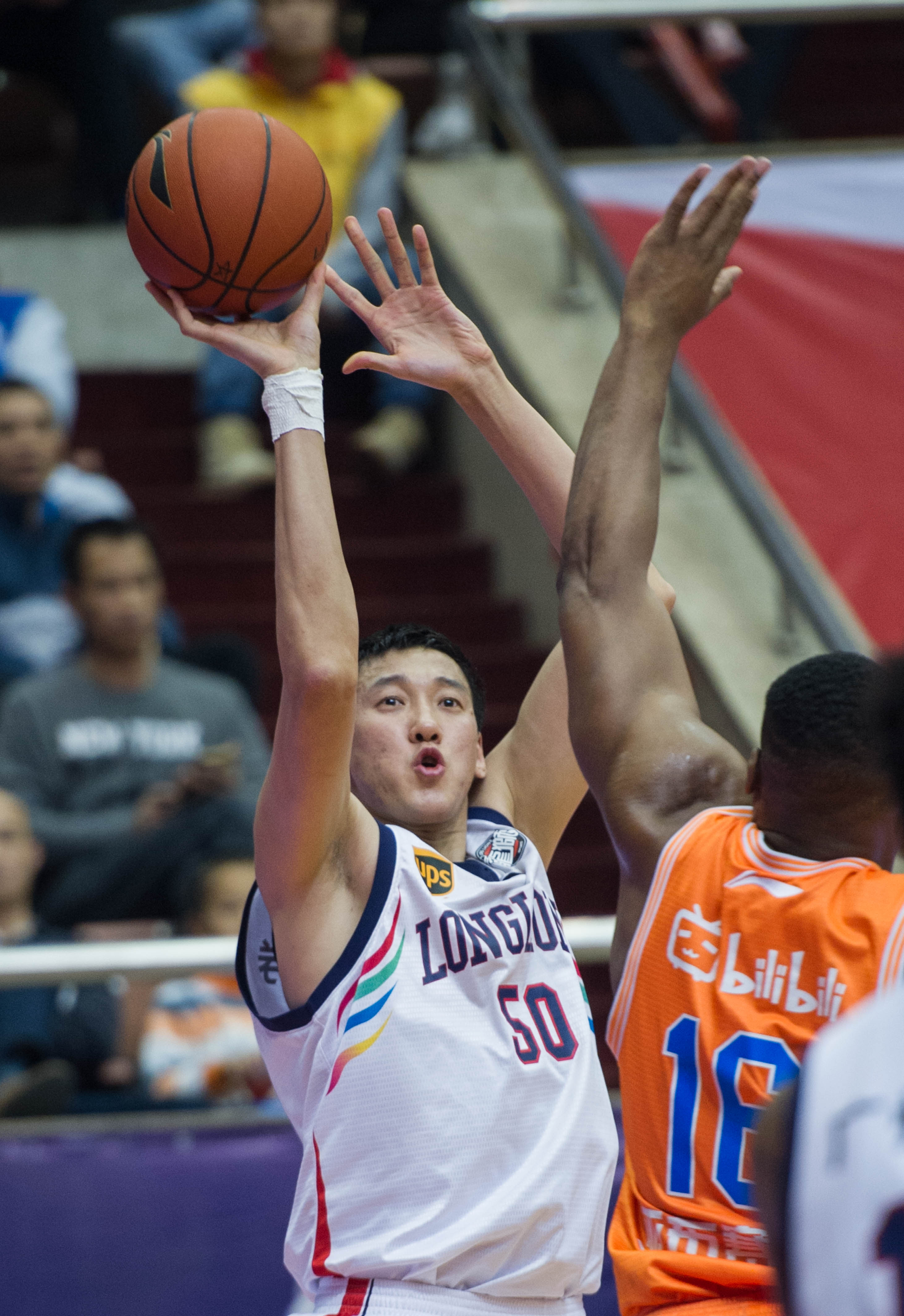 亚泰官方：寒潮来袭，长春亚泰队备战训练转至室内足球馆（亚泰官宣：受寒潮影响，长春亚泰队备战改至室内足球馆）