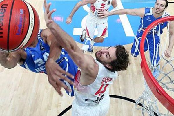 杰伦·布朗本赛季已经10次单节砍下15+，高居联盟第一（杰伦·布朗本季单节15+达成10次，领跑全联盟）