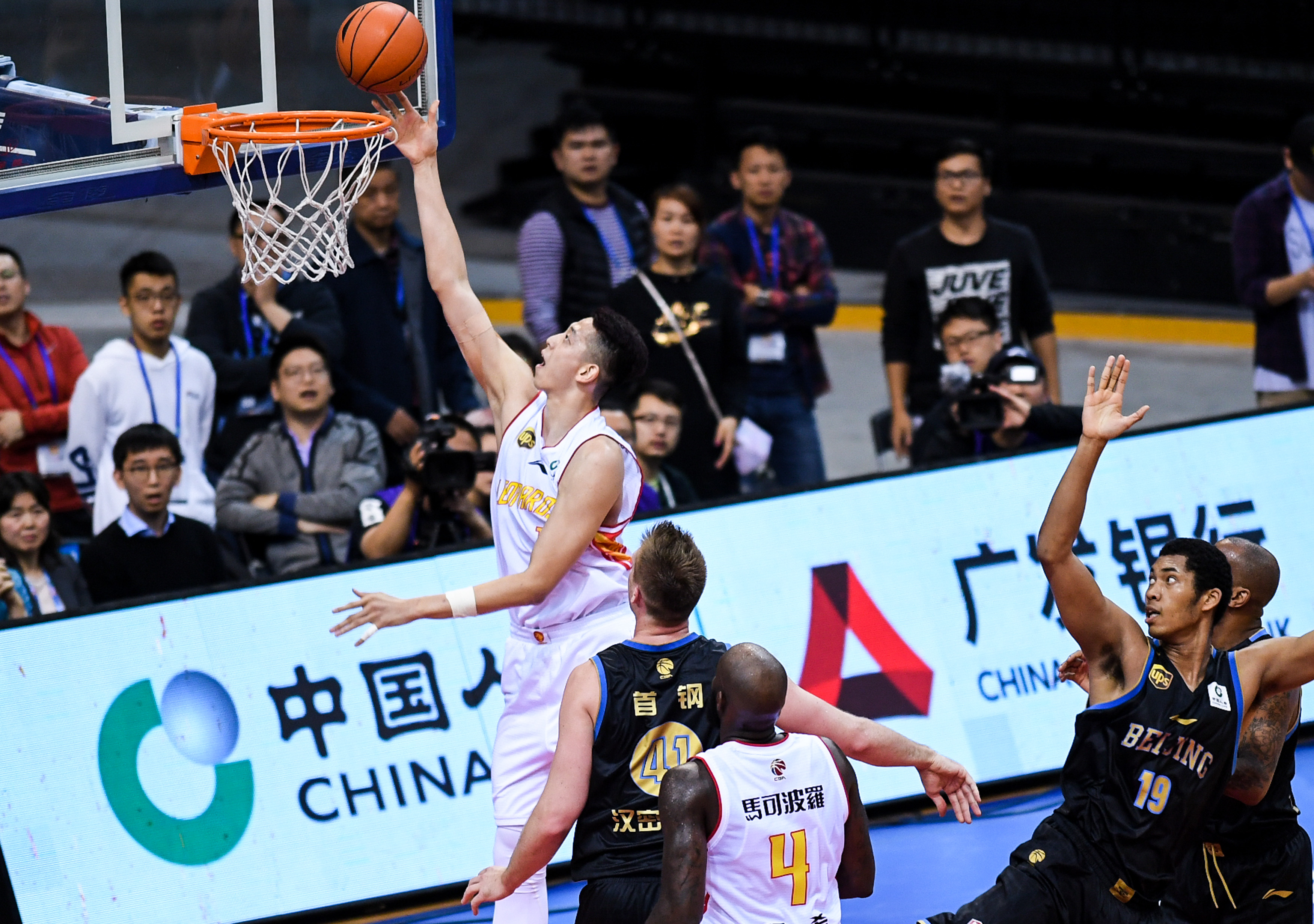 心病也是病！巴萨队长勇敢暂停：阿劳霍申请无限期心理假期（心理健康同样重要：巴萨队长阿劳霍主动申请无限期心理休假）