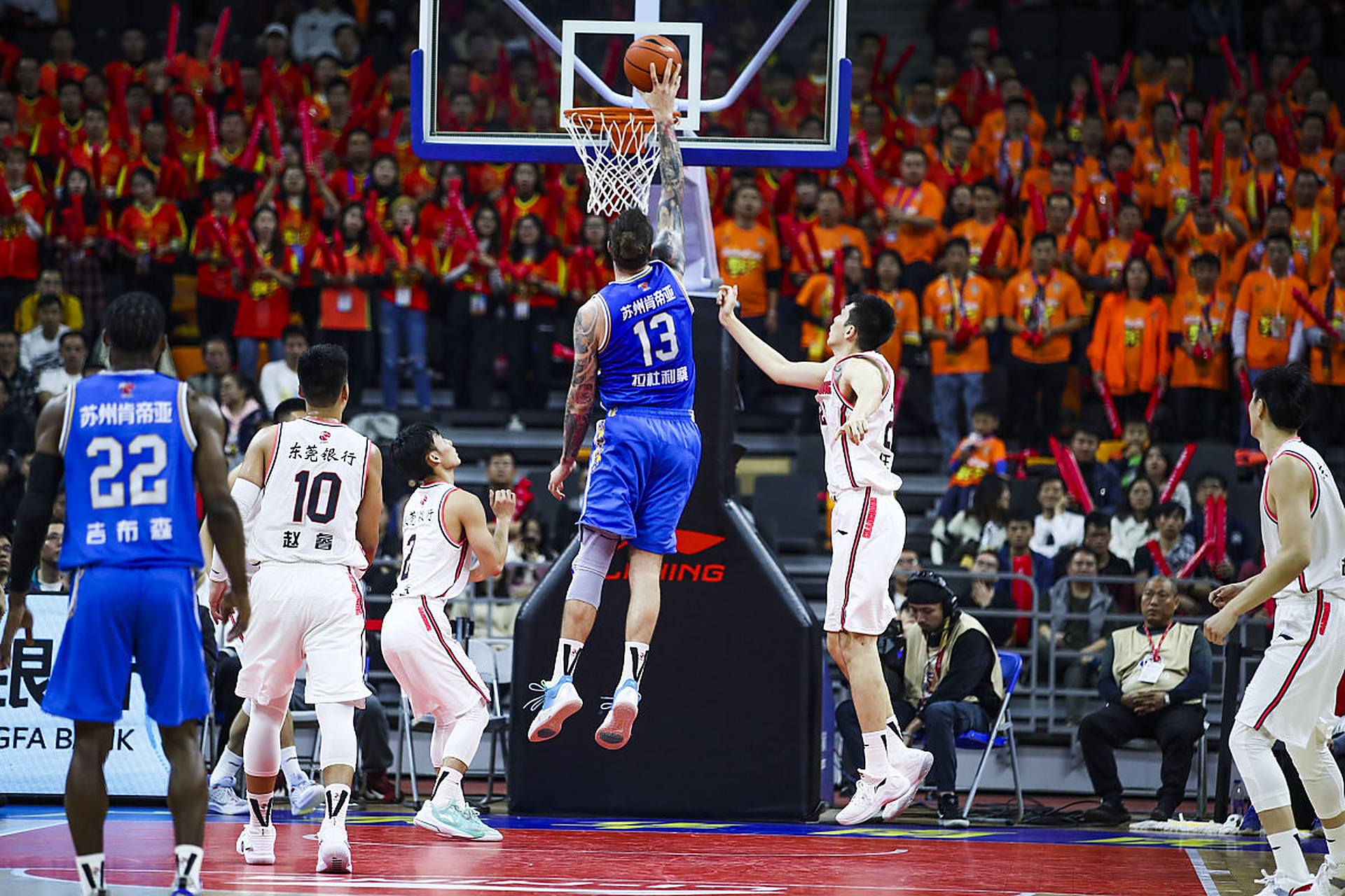 德甲最新积分战报 多特6轮不败稳居第3 差拜仁9分（德甲积分榜更新：多特近6轮不败稳坐第三，落后拜仁9分）